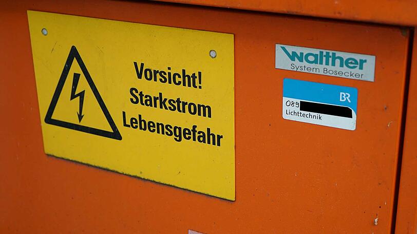 Ein kleines Schild auf dem Stromverteiler verrät, wer der Hausherr ist.
