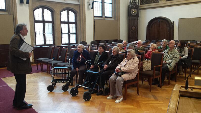Bewohner von St. Joseph besichtigen das Neue Rathaus. Foto: Linda Jessen