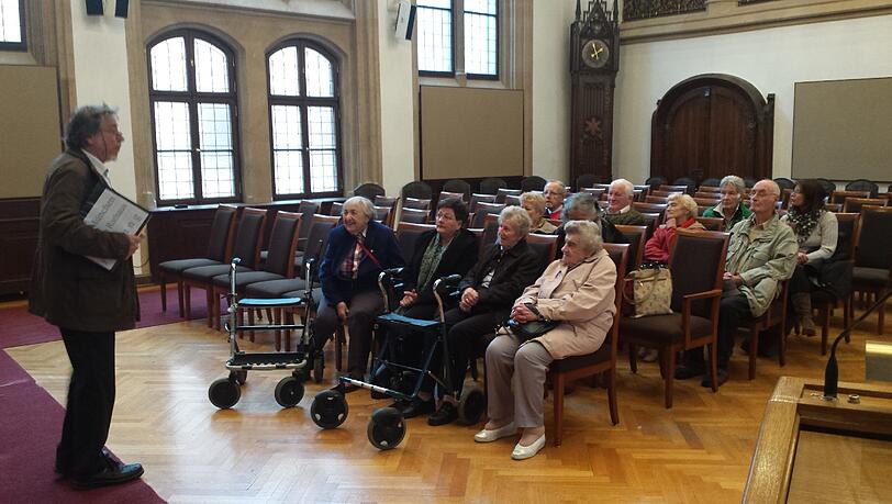 Bewohner von St. Joseph besichtigen das Neue Rathaus. Foto: Linda Jessen Bewohner von St. Joseph besichtigen das Neue Rathaus. Foto: Linda Jessen