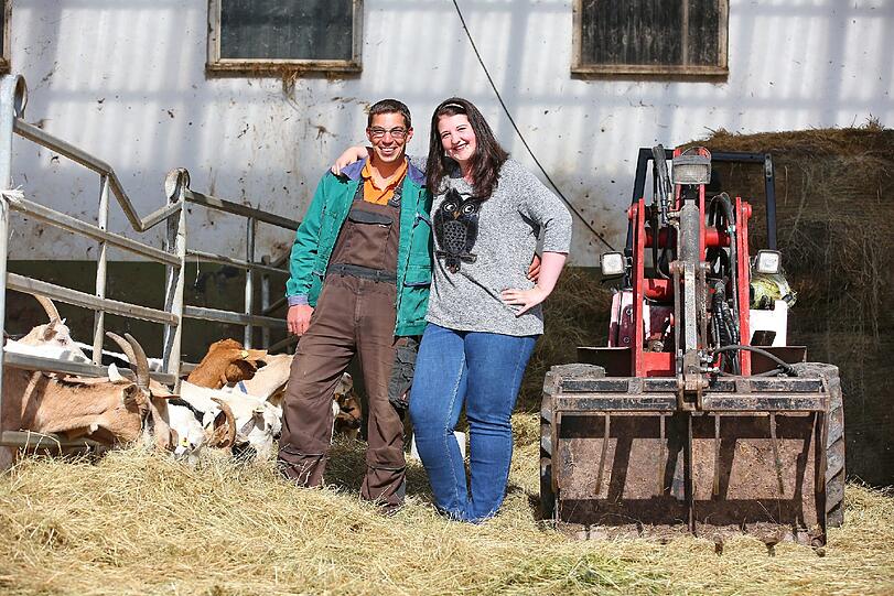 Der fröhliche Ziegenwirt Roland (30), hat auf dem Scheunenfest ein Auge auf Verena (20) geworfen und sie zum näheren Kennenlernen für eine Woche auf seinen Hof eingelanden.