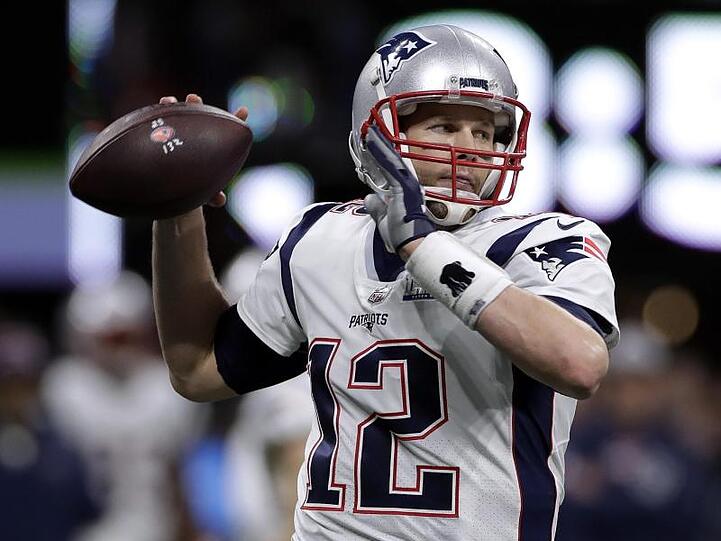 Patriots-Quarterback Tom Brady sucht eine Anspielstation für seinen Pass.
