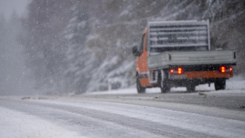 Ein Auto fährt bei dichtem Schneefall über eine Straße. Foto: Monika Skolimowska Ein Auto fährt bei dichtem Schneefall über eine Straße. Foto: Monika Skolimowska