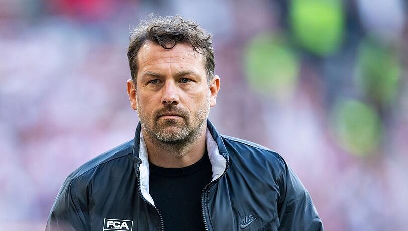 Augsburgs Trainer Markus Weinzierl steht vor dem Spiel im Stadion. Augsburgs Trainer Markus Weinzierl steht vor dem Spiel im Stadion.