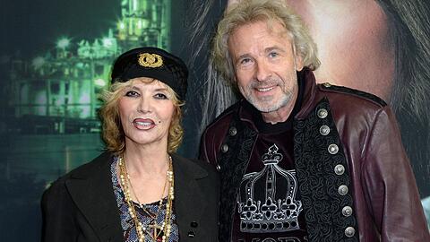 Der Moderator Thomas Gottschalk kommt mit seiner damaligen Frau Thea zu einer Premiere.