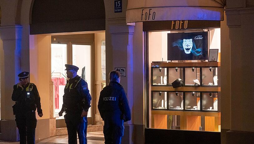 Bei dem Überfall hatten zwei Männer Schmuck im Wert von mehreren Hunderttausend Euro erbeutet. (Archivbild) Bei dem Überfall hatten zwei Männer Schmuck im Wert von mehreren Hunderttausend Euro erbeutet. (Archivbild)