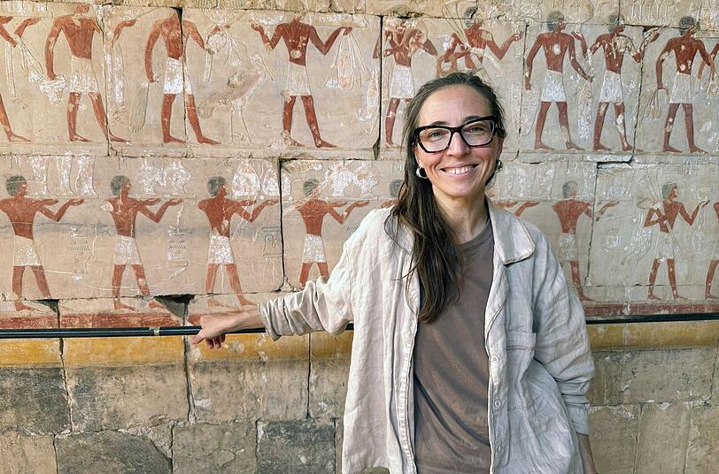 Die polnische Ägyptologin Anastasiia Stupko-Lubczynska untersucht Wandmalereien aus der Kapelle für die mächtige Königin Hatschepsut, die als männlicher Pharao herrschte (Hatschepsut Tempel in Luxor, Ägypten, 23.10.2025). Die polnische Ägyptologin Anastasiia Stupko-Lubczynska untersucht Wandmalereien aus der Kapelle für die mächtige Königin Hatschepsut, die als männlicher Pharao herrschte (Hatschepsut Tempel in Luxor, Ägypten, 23.10.2025).