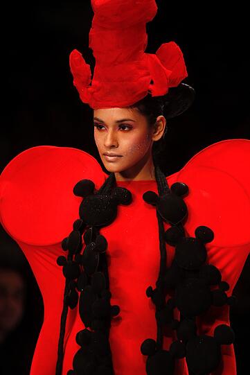 Fashion Week in der indischen Hafenmetropole Mumbai: Manche Kreationen sehen aus, als kämen sie von einem anderen Planeten. Der Stil bewegt sich in gewagter Weise zwischen Lady Gaga, Star Wars und Minnie Maus.