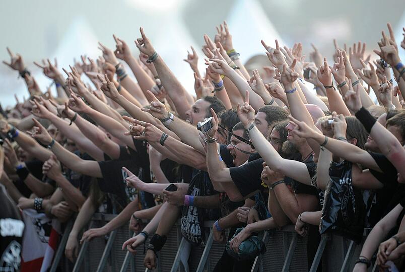 Wet T-Shirts, wilde Rocker, schräge Outfits: So verrückt war das Wacken-Festival 2011. Wir zeigen die besten Bilder. Einfach weiterklicken!