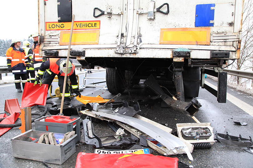 Schwerer Lkw-Unfall auf der A8 bei Frasdorf: Ein Lastwagen war in ein liegengebliebenes Fahrzeug gerast. Die Bilder.