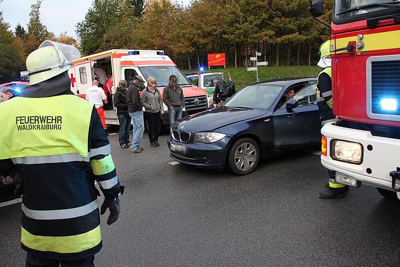 Unfall auf einer Kreuzung in Waldkraiburg. Eine Person wurde im Fahrzeug eingeschlossen und musste von der Feuerwehr befreit werden. Die Bilder vom Unfallort.