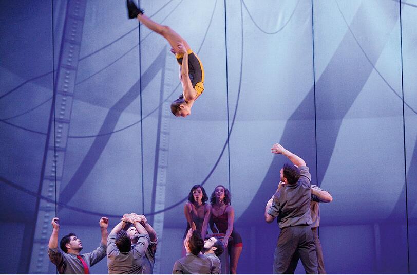 Erstmals präsentieren die Tollwood-Veranstalter den kanadischen Cirque Éloize mit seinem "Cirkopolis". Im Grand Chapiteau zeigen zehn Artisten eine spektakuläre Show zwischen Zirkus, Akrobatik, Theater und Tanz.