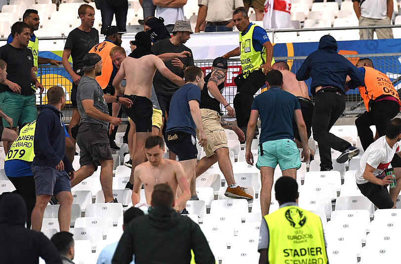 Russische Hooligans attackieren englische Zuschauer. Nicht der einzige Gewaltausbruch dieser EM.