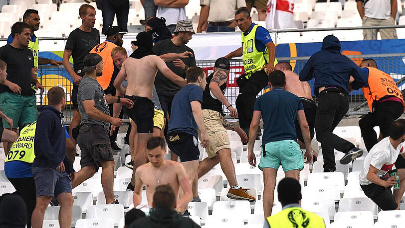 Russische Hooligans attackieren englische Zuschauer. Nicht der einzige Gewaltausbruch dieser EM. Russische Hooligans attackieren englische Zuschauer. Nicht der einzige Gewaltausbruch dieser EM.