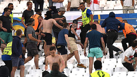 Russische Hooligans attackieren englische Zuschauer. Nicht der einzige Gewaltausbruch dieser EM.