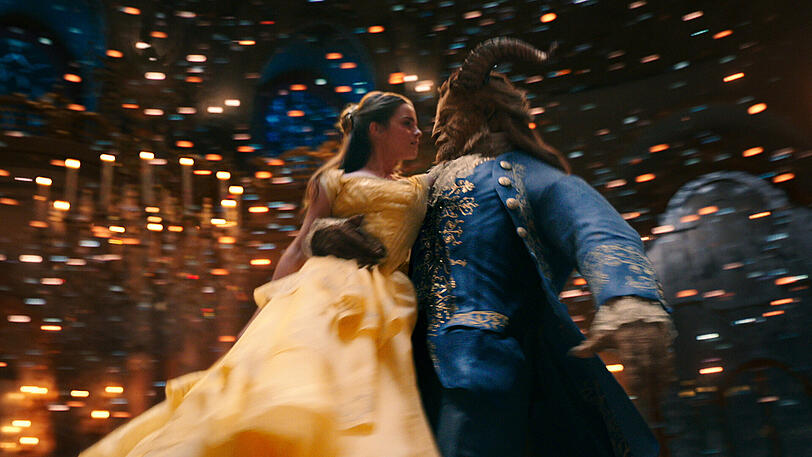 Es war eine rauschende Ballnacht: Belle (Emma Watson) beim Tanz mit dem Biest (Dan Stevens).