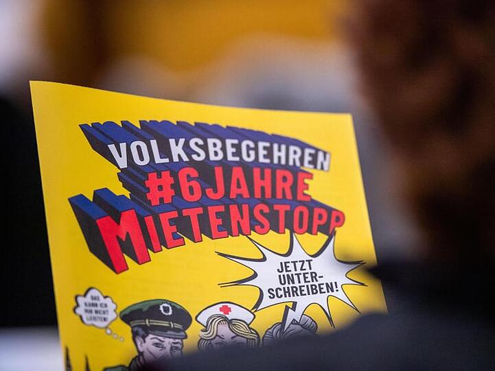 Es ist ein Flyer der Iniative "Volksbegehren Mietenstopp" abgebildet. Foto: Lino Mirgeler/dpa/Archivbild