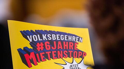 Es ist ein Flyer der Iniative "Volksbegehren Mietenstopp" abgebildet. Foto: Lino Mirgeler/dpa/Archivbild