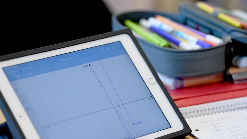 Ein Schüler eines Gymnasiuma errechnet eine Gleichung mit einem iPad im Matheunterricht. Foto: Britta Pedersen/Archiv Ein Schüler eines Gymnasiuma errechnet eine Gleichung mit einem iPad im Matheunterricht. Foto: Britta Pedersen/Archiv