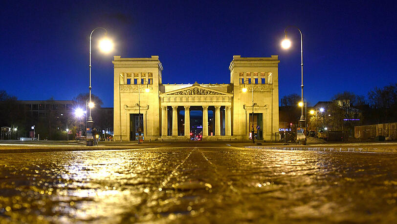 Am Königsplatz ist ein junger Mann überfallen worden. (Archivbild)