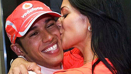 Ein Kuss für den neuen Weltmeister: Lewis Hamilton und Nicole Scherzinger. Ein Kuss für den neuen Weltmeister: Lewis Hamilton und Nicole Scherzinger.