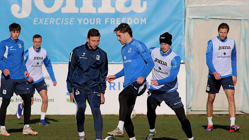 Philipp Maier (3.v.l.) im Trainingszweikampf mit David Philipp (3.v.r.), beide müssen gegen Aue pausieren. Einer der Profiteure könnte Justin Steinkötter (2.v.r.) sein. Philipp Maier (3.v.l.) im Trainingszweikampf mit David Philipp (3.v.r.), beide müssen gegen Aue pausieren. Einer der Profiteure könnte Justin Steinkötter (2.v.r.) sein.