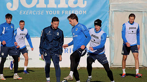 Philipp Maier (3.v.l.) im Trainingszweikampf mit David Philipp (3.v.r.), beide m&uuml;ssen gegen Aue pausieren. Einer der Profiteure k&ouml;nnte Justin Steink&ouml;tter (2.v.r.) sein.