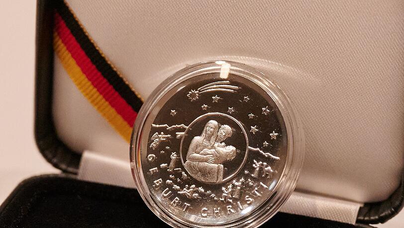 Die Bundesregierung gibt regelm&auml;&szlig;ig neue Sammlerm&uuml;nzen aus. (Archivbild)