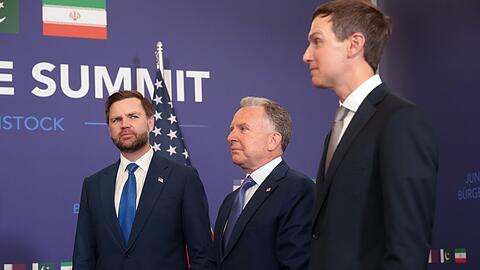 Die US-Delegation f&uuml;hrt Vizepr&auml;sident JD Vance (l) an.