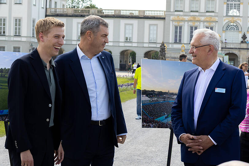 Wenn es um Olympia geht, zeigen der grüne OB und die schwarze Staatsregierung Einigigkeit: Hier präsentieren Krause (l.), Ministerpräsident Markus Söder und Innenminister Joachim Herrmann (r.) Münchens Olympia-Gesetz. Wenn es um Olympia geht, zeigen der grüne OB und die schwarze Staatsregierung Einigigkeit: Hier präsentieren Krause (l.), Ministerpräsident Markus Söder und Innenminister Joachim Herrmann (r.) Münchens Olympia-Gesetz.