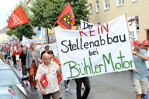 Gegen den Job-Abbau bei Bühler: Die Mitarbeiter marschieren bei einem Demonstrationszug durch die Anne-Frank-Straße.