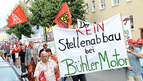 Gegen den Job-Abbau bei Bühler: Die Mitarbeiter marschieren bei einem Demonstrationszug durch die Anne-Frank-Straße. Gegen den Job-Abbau bei Bühler: Die Mitarbeiter marschieren bei einem Demonstrationszug durch die Anne-Frank-Straße.