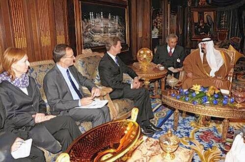 Westerwelle (Mitte) mit seiner Delegation zu Gast im Privatpalast von König Abdullah (rechts).