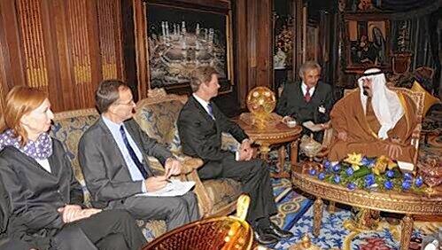 Westerwelle (Mitte) mit seiner Delegation zu Gast im Privatpalast von König Abdullah (rechts). Westerwelle (Mitte) mit seiner Delegation zu Gast im Privatpalast von König Abdullah (rechts).