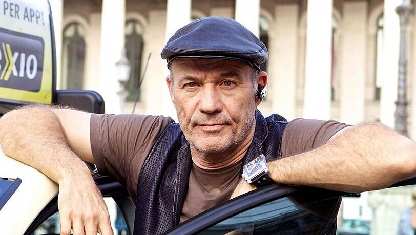 Heiner Lauterbach als schnapstrinkender Taxi-Fahrer ohne Orientierung Heiner Lauterbach als schnapstrinkender Taxi-Fahrer ohne Orientierung