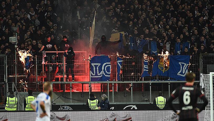 Im Hinspiel zwischen Frankfurt und Darmstadt kam es zu erheblichen Fan-Ausschreitungen. Im Hinspiel zwischen Frankfurt und Darmstadt kam es zu erheblichen Fan-Ausschreitungen.
