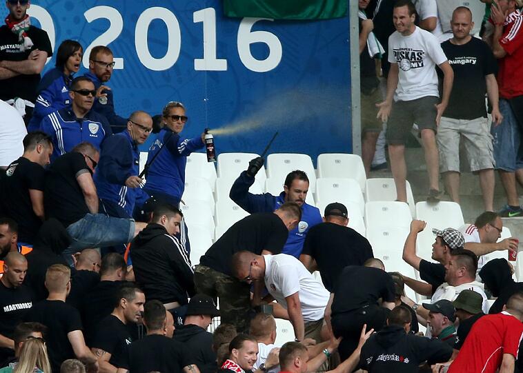 Auch vor dem Spiel zwischen Ungarn und Island kommt es zu Krawallen auf der Tribüne.