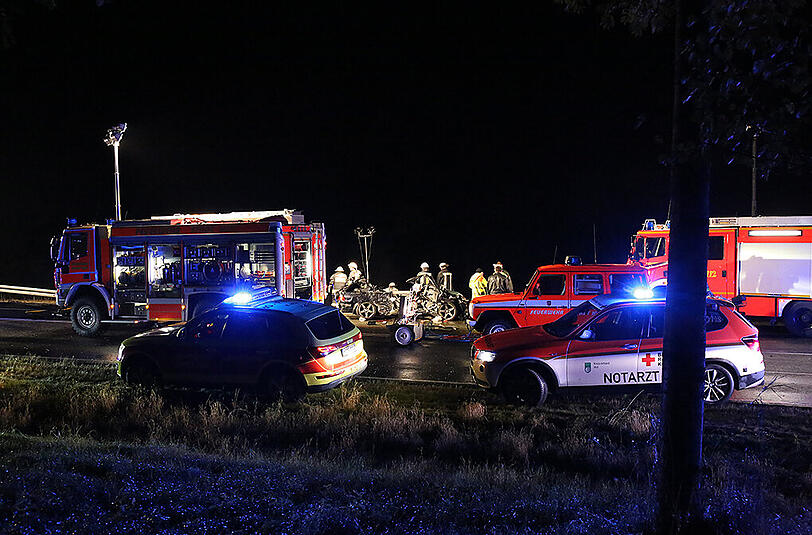 Der BMW geriet in den Gegenverkehr und prallt dort frontal mit einem Auto zusammen. Dieses wurde in den angrenzenden Graben geschleudert.