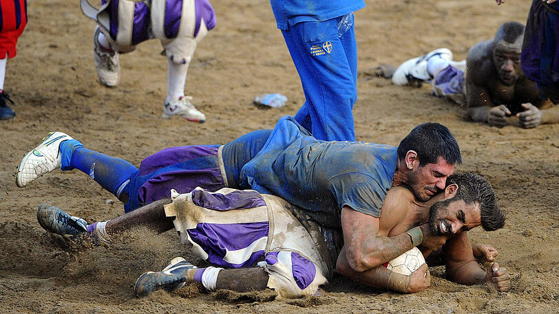 Der Spielball wird hier ganz schnell zur Nebensache - Schläge und Tritte sind hier ausdrücklich erlaubt. Die Biler vom Calcio Storico in Florenz.