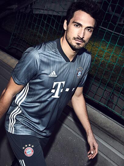 Der FC Bayern präsentiert die neuen Trikots für die Champions-League-Saison 2018/19 und setzt dabei auf Umweltschutz.