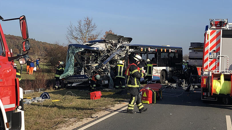 Die Rettungskräfte sind mit einem Großaufgebot vor Ort.
