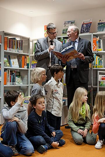 Die neue Bücherei in Waldtrudering ist hell und groß: Damit hier bald noch mehr Leute Bücher und Co. ausleihen können.