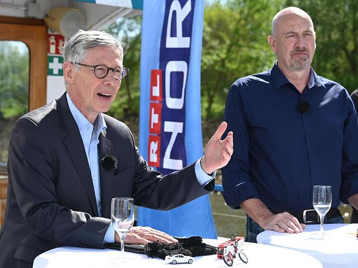 SPD-Bürgermeister Carsten Sieling (l) und CDU-Spitzenkandidat Carsten Sieling während eines TV-Duells zur Bremer Bürgerschaftswahl.