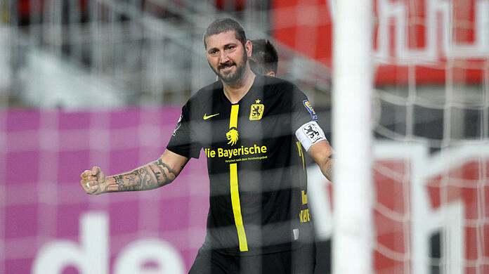 Sascha Mölders im beliebten Auswärtstrikot beim Sieg gegen Kaiserslautern.