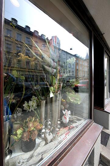 Im Blumenladen spiegeln sich herrlich alte Fassaden.