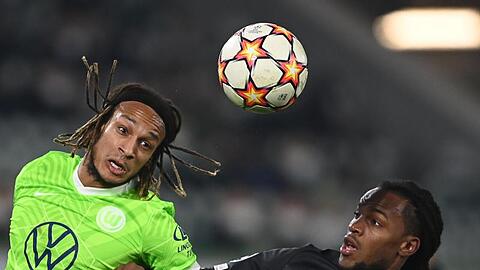 Wolfsburgs Kevin Mbabu (l) im Kopfballduell mit Lilles Renato Sanches.