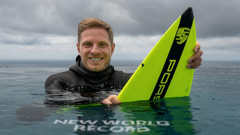 Der Surfer Sebastian Steudtner stellt mit einer berittenen Wellenhöhe 26,21 Metern einen Weltrekord auf.