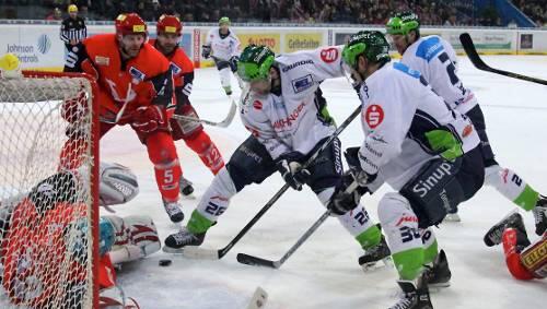 Hätten im ersten Drittel alles klar machen müssen: Alain Nasreddine und Cole Jarrett (r.) scheiterten an Hannovers Keeper Dimitri Pätzold. Hätten im ersten Drittel alles klar machen müssen: Alain Nasreddine und Cole Jarrett (r.) scheiterten an Hannovers Keeper Dimitri Pätzold.