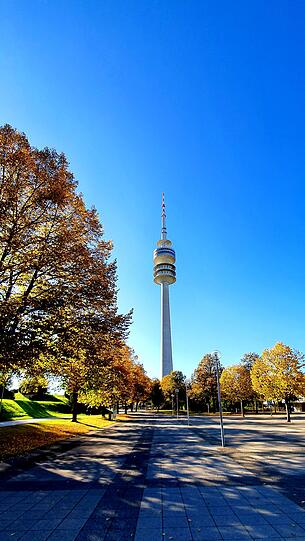 Der Olympiaturm zeigt sich vor strahlend blauen Himmel.