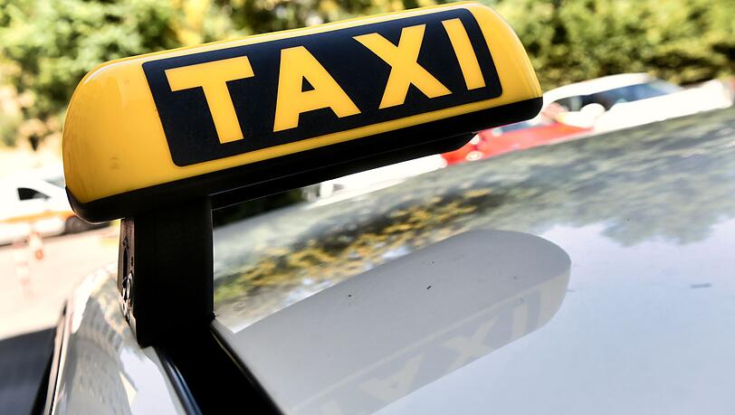 Ein Taxifahrer rettete einen Rentner vor einem hohen Vermögensverlust. (Symbolbild) Ein Taxifahrer rettete einen Rentner vor einem hohen Vermögensverlust. (Symbolbild)