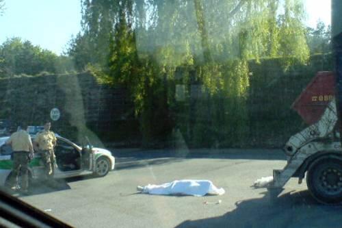 Die Leiche von Monti Lüftner auf dem Hof der Deponie in Garching.